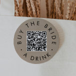Chique Faux Kraft Koop The Bride Een Drink QR Code Ronde Button 7,6 Cm<br><div class="desc">Deze chique faux kraft kopen de bruid een drink QR code pin is perfect voor een eenvoudige vrijgezellenfeest of vrijgezellenfeest. Het eenvoudige ontwerp is voorzien van klassieke minimalistische zwarte typografie op een faux kraft papier look achtergrond met rustieke boho stijl.</div>