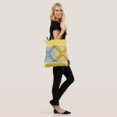 Chique geel blauw plaid tartan gepersonaliseerde n tote bag (Op model)