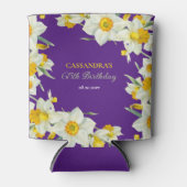 Chique Geel Wit Daffodil Bloemen Paarse Verjaardag Blikjeskoeler (Voorkant)