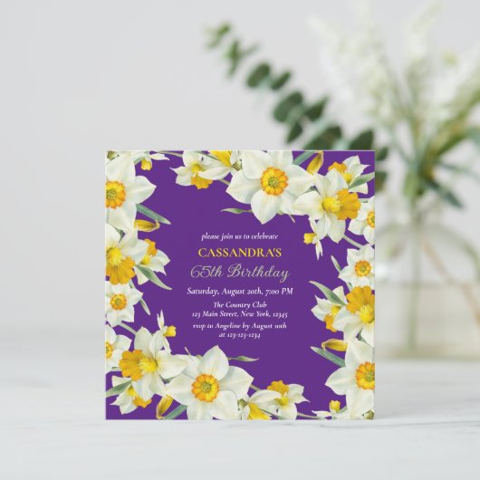 Chique Geel Wit Daffodil Bloemen Paarse Verjaardag Kaart (Staand voorkant)