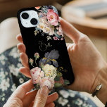 Chique  Gepersonaliseerde Rozen & Iris iPhone 15 Case<br><div class="desc">Mooie,  tijdloze en elegante sprays van artistieke roze en witte rozen,  pioenen en paarse bebaarde iris met delicate loof. Bevat een bewerkbaar tekstveld voor uw personalisatie en de achtergrondkleur kan worden aangepast.</div>