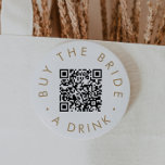 Chique Gold Typografie Koop The Bride A Drink QR C Ronde Button 7,6 Cm<br><div class="desc">Deze chique gouden typografie kopen de bruid een drink QR code pin is perfect voor een eenvoudige vrijgezellenfeest of vrijgezellenfeest. Het eenvoudige ontwerp is voorzien van klassieke minimalistische gouden en witte typografie met een rustieke boho-gevoel.  in elke kleur.</div>