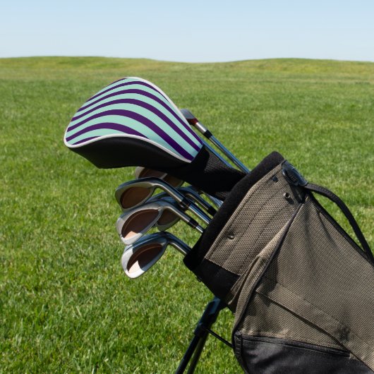 Chique golfhoes met strak streepdesign golfheadcover (Insitu)