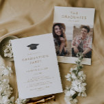 Chique gouden Afstudeerder Pet foto Dubbele Gradua Kaart<br><div class="desc">Deze chique gouden afstudeerders petten foto dubbele afstudeerfeestuitnodiging is ideaal voor een modern buitenfeest. Het eenvoudige ontwerp is voorzien van een klassieke wit en geelgouden typografie met een zwart en gouden waterverf afstuderen pet. Gooi een feestje voor 2 afgestudeerden. Personaliseer de achterkant met een foto van elk afstudeerder en hun...</div>