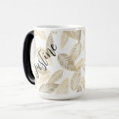 Chique gouden veren op gepersonaliseerde magische mok (Voorkant links)