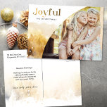 Chique gouden vreugdevol script met gebogen foto feestdagenkaart<br><div class="desc">Chique,  modern vakantieontwerp met strak aangepast "Joyful" script in goudkleurige gradiëntstijl met unieke gebogen fotosjabloon en subtiel gouden waterverf stijl winterlandschap. Achterzijde is voorzien van aanvullende afbeeldingen en extra tekstvelden.</div>