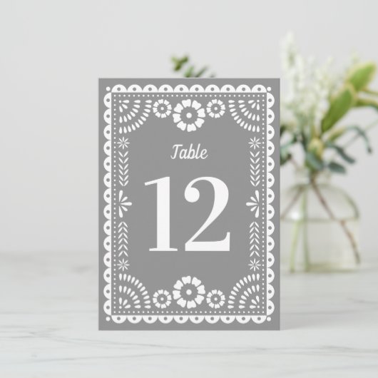 Chique grijs Papel Picado Bruiloft Tafelnummer (Staand voorkant)