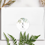 Chique groen bruiloft monogram envelop afdichting/ ronde sticker<br><div class="desc">Voeg een elegant detail toe aan uw trouwenveloppen en/of huwelijksgunsten met deze elegante groen monogram label sticker. Stijlvol maar toch minimaal en eenvoudig ontwerp met delicate waterverf Eucalyptus groen takken met bladeren met de initialen van het paar en een extra tekstlijn, ideaal voor een datum of korte boodschap zoals "bedankt...</div>