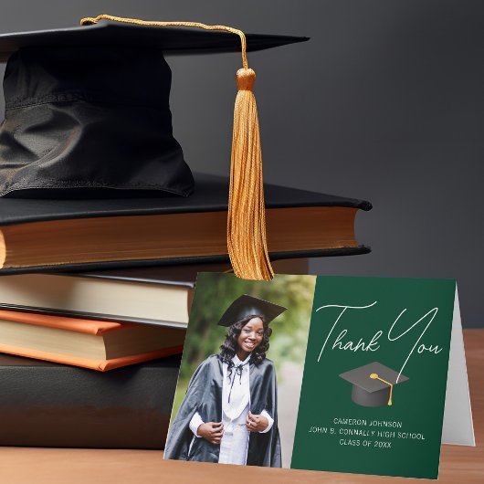 Chique groene afstudeerfoto op maat voor diploma-u bedankkaart