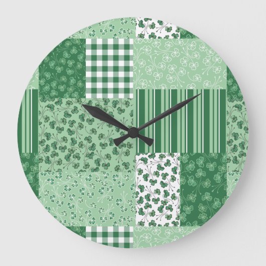 Chique Groene Shamrocks Faux Patchwork Wandklok (Voorkant)
