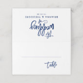 Chique Hand Lettered Navy Bruiloft Gevouwen Escort Plaatskaartje (Buitenkant ongevouwen)