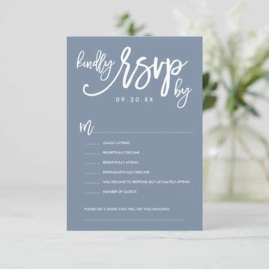 Chique Hand Lettered Wedding RSVP Dusty Blue (Staand voorkant)