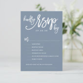 Chique Hand Lettered Wedding RSVP Dusty Blue Kaartje (Staand voorkant)