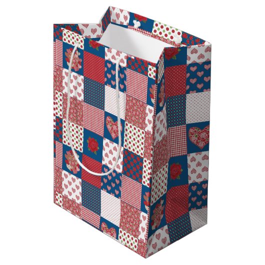 Chique Harten en Rozen Faux Patchwork Gift Bag Medium Cadeauzakje (Achterkant Gekanteld)