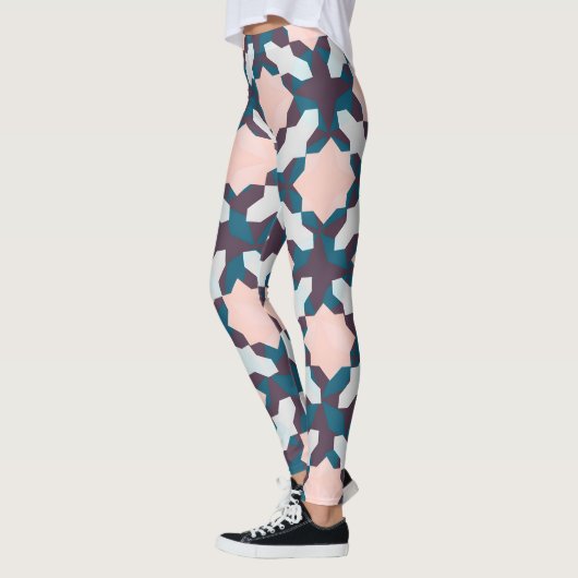 Chique in camouflage leggings (Links)
