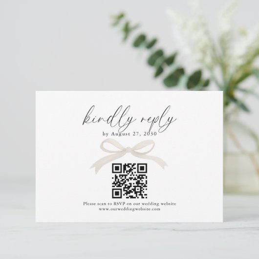 Chique Ivoor Beige Bow Lint QR Code Bruiloft RSVP (Staand voorkant)