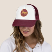 Chique Jaar van het Paard, Maroon Trucker Hoed Trucker Pet (In situ)