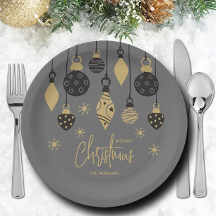 Chique kerstversiering op grijs papieren bordje