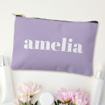 Chique Lavendel Paarse Monogram Etui<br><div class="desc">Chique cosmetische accessoirezak met jouw naam of initialen monogram in een populair groot wit lettertype op een pastel lavendel paarse achtergrond. U kunt de grootte van het lettertype in het ontwerpgereedschap aanpassen voor kortere of langere namen. Perfect cadeau voor uw bruidsmeisjes en vrijgezellenfeestgasten.</div>