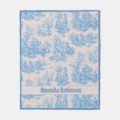 Chique  lichtblauw toile de jouy monogram fleece deken (Voorkant)