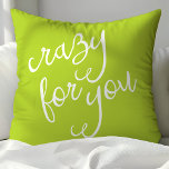 Chique lime groen en wit gek voor u typografie kussen<br><div class="desc">Mooie moderne trendy Crazy for You Typography gooi kussen. Met een prachtig ontwerp in scriptstijl. Zou een geweldige huwelijksaandenken of cadeau maken. Kies uw eigen aangepaste kussenkleur door te klikken op "aanpassen" en een kleur uit het palet te kiezen.</div>
