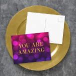 Chique magenta bokeh licht goud je bent geweldig briefkaart<br><div class="desc">Chique motivatie briefkaart met de woorden "You Are Amazing" in faux gouden folie tegen magenta bokeh lampjes patroonachtergrond. Klik op de knop "Aanpassen" om tekst aan de kaart toe te voegen. *Het Zazzle-watermerk dat in het zoomvoorbeeld wordt weergegeven, wordt NIET weergegeven op het uiteindelijke afgedrukte product. © Rozenhout en Citrus...</div>