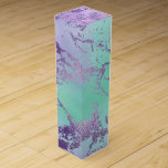 chique marmer | Lavendel Paarse en Mint Green Wijn<br><div class="desc">Trendy waterverf marmergradiënt in een levendig kleurrijk turquoise blauw, munt groen, en lavender paars mermaid-geïnspireerd ombre palet. Deze vrouwelijke, handbeschilderde gradiënt voegt de perfecte pop van kleur toe. Vanuit het collectie "Moderne Waterverf marbles" biedt dit ontwerp abstracte vloeistofdraden die een koel patroon creëren dat door glitteraderen op creëer-textuur wordt geaccentueerd....</div>
