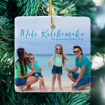 Chique Mele Kalikimaka familie strand vakantie fot Keramisch Ornament<br><div class="desc">Chique aanpasbare strand familie foto kerstversiering met uw favoriete tropische foto in de zon. Voeg een volledige foto toe van uw favoriete herinnering van uw eilandvakantie aan de kust aan de voorzijde en één aan de achterzijde. Een prachtig ornament voor kustvakantie met  blauw schrift over het afbeelding.</div>