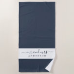 Chique meneer mevrouw donkerblauw wit monogram strandlaken<br><div class="desc">Chique donkerblauw en wit monogram strandlaken met de tekst Mr en Mrs in elegant schrift. U kunt deze elegante strandlaken aanpassen met uw getrouwde naam. Perfect cadeau voor het pas getrouwde paar. Exclusief voor u ontworpen door Happy Dolphin Studio.</div>