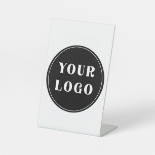 Chique, minimalistisch, stijlvol en reclamebord met voetstuk