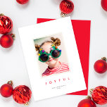 Chique minimalistisch type JOYFUL Christmas One fo Feestdagenkaart<br><div class="desc">Deze elegante maar minimalistische vakantiefotokaart laat je foto echt schitteren! Op de voorkant is er een begroeting die gewoon zegt "VREUGDEVOL" in het rood, maar is bewerkbaar, zodat het kan worden gewijzigd naar alles wat je wilt (VROLIJK, GEZEGEND, VERHEUGD, enz). Dit ontwerp past één verticale foto aan. U kunt het...</div>