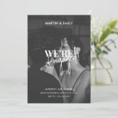 Chique minimalistische foto zwart-wit Verloving Kaart (Staand voorkant)