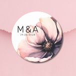 Chique minimalistische moderne roze bloemenbruilof ronde sticker<br><div class="desc">Schattige en eenvoudig modern roze, zwart en wit bloem bruiloft ontwerp. Een klassieke maar grillige uitstraling met roze, zwart, grijs en crèmekleurige bloemen met zwarte lettertypen en moderne letters. Bewerk alle tekst naar uw eigen informatie. Je kunt zelfs de achtergrondkleur veranderen naar alles wat je wilt! Ik heb ook een...</div>