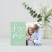 Chique Mintgroene Koppel Foto Save the Datum Aankondigingskaart (Staand voorkant)