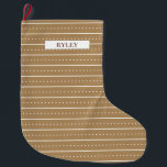 Chique Modern Bruin en Wit Patroon Monogram Grote Kerstsok<br><div class="desc">Chique Modern Brown and White Pattern Monogram Large Christmas Stocking Deze kerstkous heeft een chique lijnen en stippen patroon in wit op een lichtbruine achtergrond in combinatie met chique bruine typografie voor uw aangepaste naam. Inclusief hetzelfde ontwerp aan beide zijden van de kous.</div>
