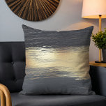 Chique Modern Grijs Goud Abstract Brushstrokes Kussen<br><div class="desc">Dit moderne ontwerp is voorzien van een chique grijs en goudkleurig abstract patroon van penseelstreken #home #homedecor #decor #throwpillows #interiors #homedesign #design #interiordesign #cushions</div>