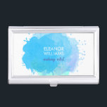 Chique moderne blauwe Waterverf Visitekaarthouder<br><div class="desc">Chique elegante waterverf visitekaartje houder met een delicate blauwe waterverf vlek op een knapperige witte achtergrond met jouw naam en titel geplaatst in het midden in wit en marineblauw typografie. Ontworpen door Thisnotme©</div>