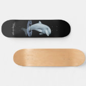 Chique moderne dolfijn en schrift op zwart persoonlijk skateboard (Horizontaal)