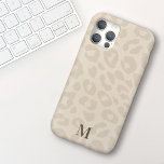 Chique Moderne Neutrale Kleur Luipaard Print Monog iPhone 15 Case<br><div class="desc">Deze moderne maar toch elegante telefoonhoes heeft een lichte bruine achtergrond met subtiele luipaard print en jouw naam in een elegant serif lettertype. Het is het perfecte hoesje voor iedereen die een chique ontwerp wil dat opvalt. Voeg je initiaal(s) toe om dit ontwerp aan te passen. Het maakt ook een...</div>