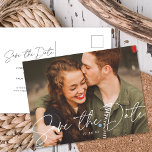 Chique moderne script bruiloft foto opslaan van de aankondigingskaart<br><div class="desc">Deze chique en moderne save the date foto BRIEFKAART heeft een sierlijke kalligrafie script "save the date" en uw trouwdatum in het wit over een horizontale full-bleed foto. Op de achterkant van de kaart staan al je gegevens. Deze sparen de datum briefkaarten zijn zuinig maar toch chic!</div>