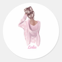Chique moderne trendy vrouw in roze aangepaste naa