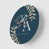 Chique monogram blauw ronde klok (Hoek)