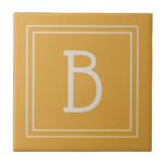 Chique monogram gele goud & roomwit initiaal tegeltje<br><div class="desc">Moderne & stijlvolle gepersonaliseerde monogram toegevoegd aan decoratieve chique eenvoudige stijl decoratieve tegel in goudgeel en roomwit. Geweldig cadeau-idee! Makkelijk aan te passen met het ontwerpprogramma om het uw eigen te maken! Neem contact met me op via beachpausedesigns@gmail.com als u hulp nodig hebt of vragen heeft over dit of een...</div>