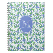 Chique monogram sneeuwdruppelpatroon op poederblau notitieboek (Voorkant)