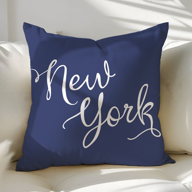 Chique Navy Blauw en Wit New York Typografie Kussen (Creator heeft geüpload)