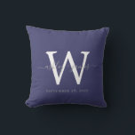 Chique Navy Blauw Witte Monogram Trouwherinnering Kussen<br><div class="desc">Elegante trouwherinneringskussen met uw tekst in grijze handgeschreven chique kalligrafie op een navyblauwe achtergrond. Voeg eenvoudig uw namen, monogram en trouwdatum toe. Geweldig cadeau voor een pasgetrouwd stel. Exclusief voor u ontworpen door Happy Dolphin Studio. Als u hulp nodig heeft of bijpassende producten, neem dan contact met ons op via...</div>