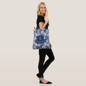 Chique Navy Blauwe Bloemen Aangepaste Naam Boodsch Tote Bag (Op model)