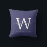 Chique Navy Blauwe Witte Monogram Trouw Aandenken Kussen<br><div class="desc">Elegant trouwkussen met uw tekst in grijze handgeschreven chique script calligrafie op een navyblauwe achtergrond. Voeg eenvoudig uw namen, monogram en trouwdatum toe. Geweldig cadeau voor een pasgetrouwd stel. Exclusief ontworpen voor u door Happy Dolphin Studio. Als u hulp nodig heeft of bijpassende producten, neem dan contact met ons op...</div>