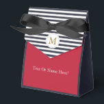 Chique Navy Strepen Rood Kleurblok Monogram Trouwj Bedankdoosjes<br><div class="desc">Dit chic en elegante ontwerp heeft een modern kleurblokpatroon, perfect om een verfijnd tintje aan elke gelegenheid toe te voegen. Het kunstwerk combineert klassieke marineblauwe en witte strepen met een opvallend rood gedeelte, waardoor een frappant visueel contrast ontstaat. Een luxe gouden monogram en een opvallende zwarte das voegen een gevoel...</div>