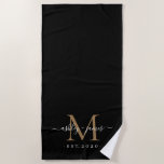 Chique Nieuwgehuwd Gouden Monogram Namen Zwart  Strandlaken<br><div class="desc">Chique zwarte badhanddoek met uw gouden monogram,  oprichtingsjaar en namen in elegante handgeschreven kalligrafie en moderne stijlvolle typografie. Perfect cadeau voor het pasgetrouwde stel. Exclusief ontworpen voor u door Happy Dolphin Studio. Als u hulp nodig heeft of bijpassende producten,  neem dan contact met ons op via onze winkelchat!</div>